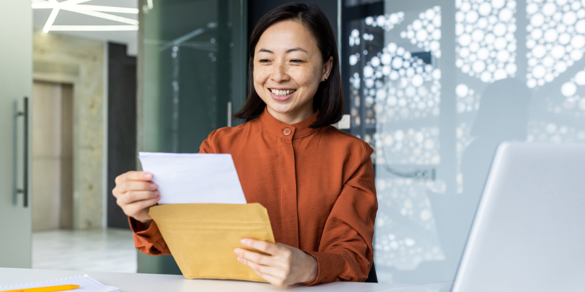 Kvinna med kuvert - Brevutskick